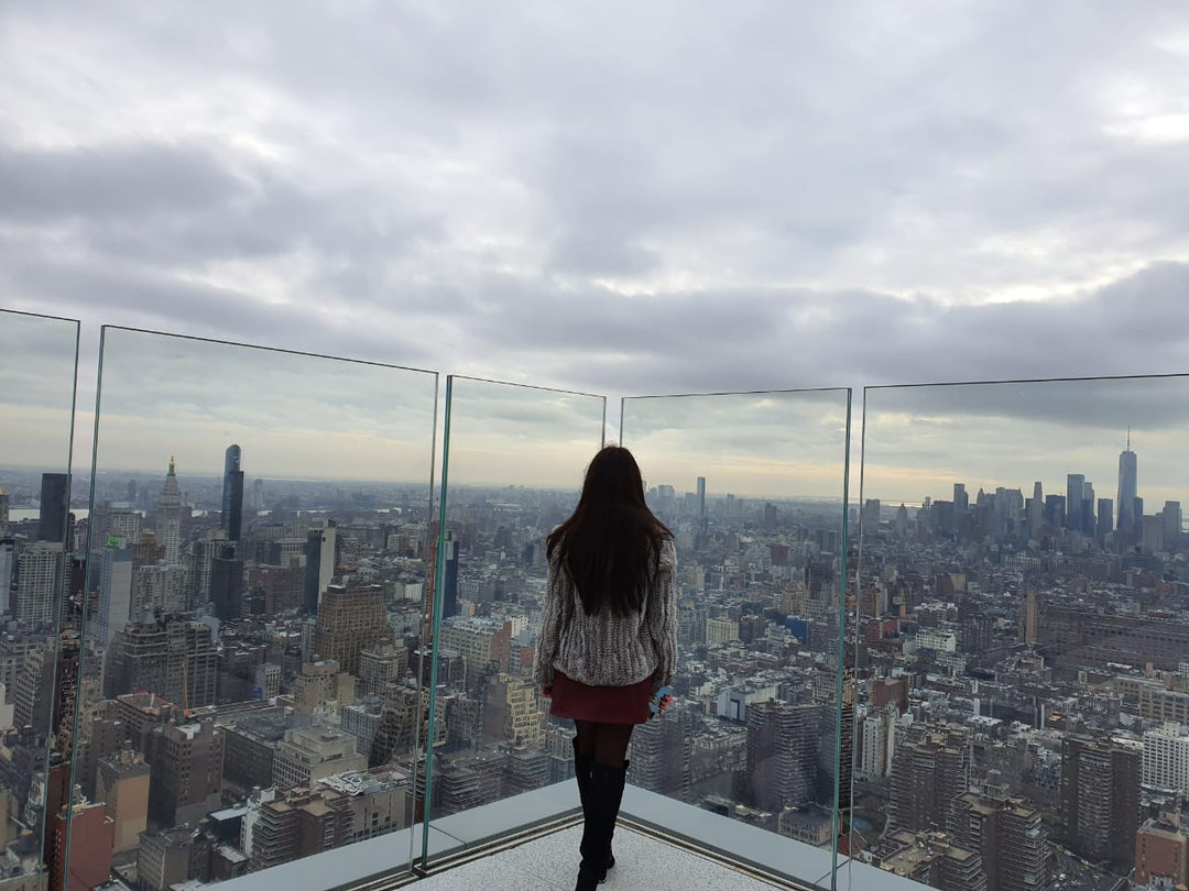 Tocando el Cielo: Vista panorámica desde lo alto de un edificio hacia el horizonte con energía numerológica