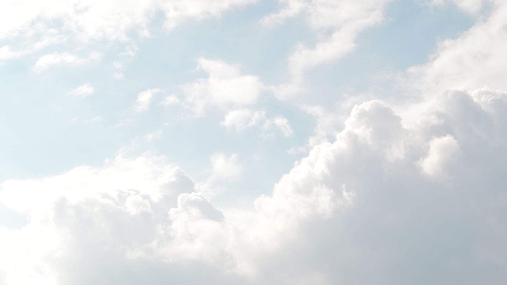 Imagen de nubes en un cielo azul claro con blanco, evocando tranquilidad y serenidad. Perfecto fondo para crear una atmósfera relajante